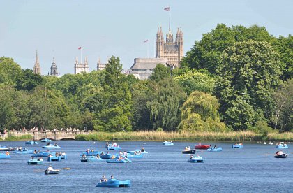 Serpentine boaters enjoying themselves with a rich British heritage behind  with everything looking so close!