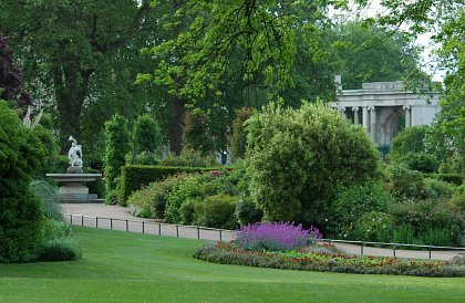 An unusual angle of the Rose Gardens and the main entrance to Hyde Park, plus a glimpse of the Boy and Dolphin fountain